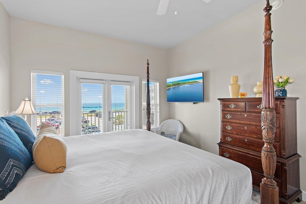 Pavilion Palms 204c