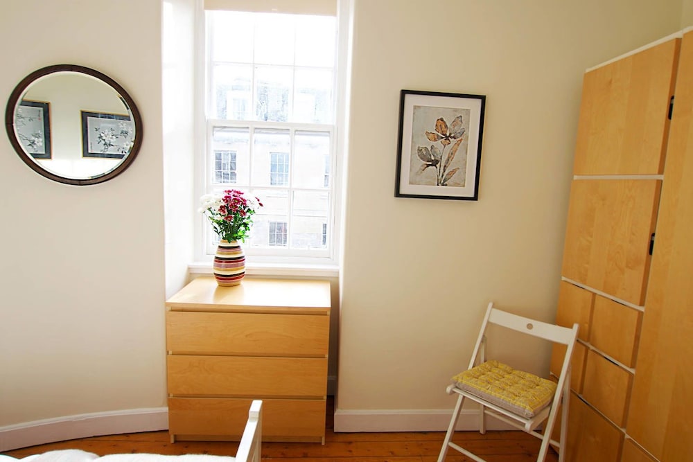 JOIVY Bright New Town 2 bed Apt - 5 Mins to Princes St view 4