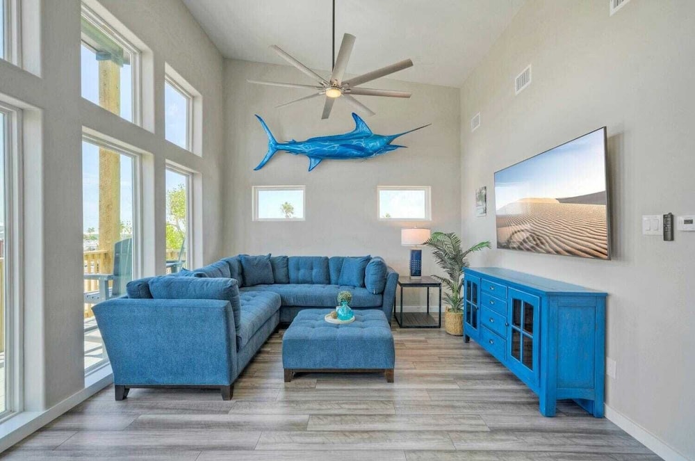 Sleeps 16 2 Homes, Priv Pool, Ping-pong 1block to Alister St. Shops & Dining