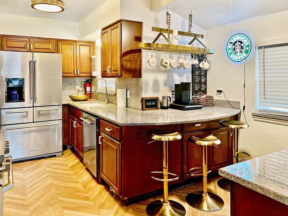 Luxurious Gem Near Disney Workspace Movie Room