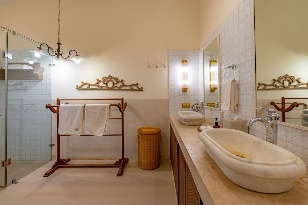 Loto Bianco by Hireavilla -4br w Pvt Pool Siolim