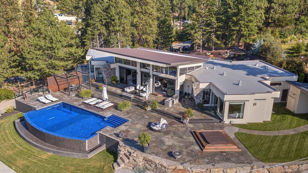 Lakeview Luxury Home in Vineyard w Infinity Pool hot tub