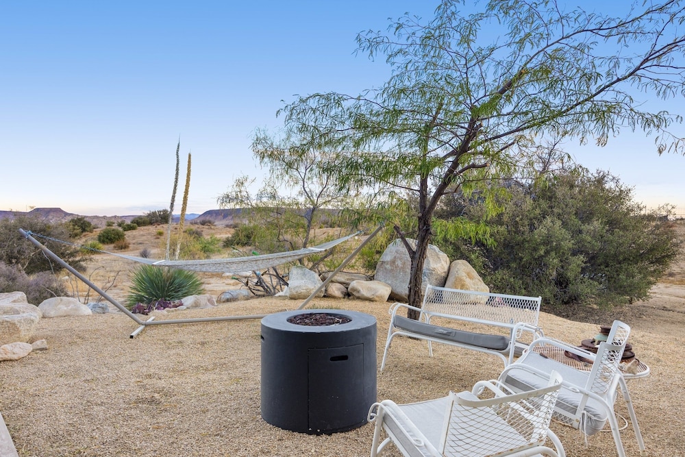Jackalope Junction-pool, Hot Tub, Fire Pit, Bbq & Desert Views! 2 Bedroom Home by RedAwning