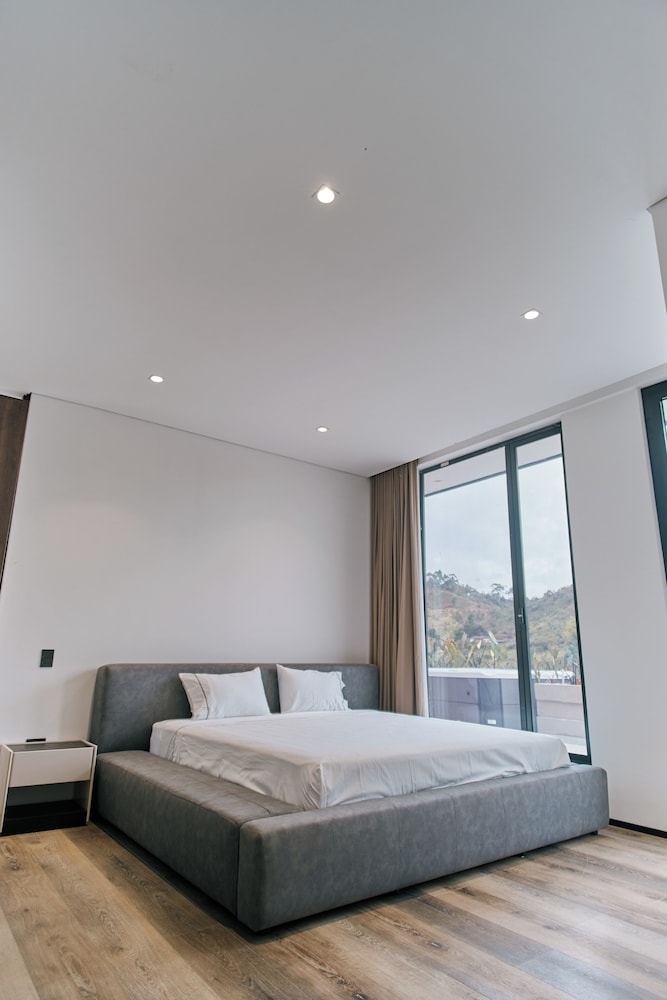 Roka Hotel