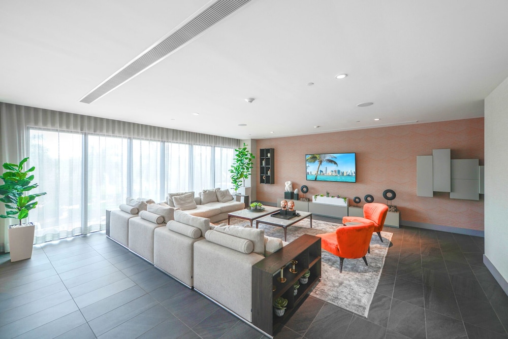 Downtown Doral Condo w-Free Parking
