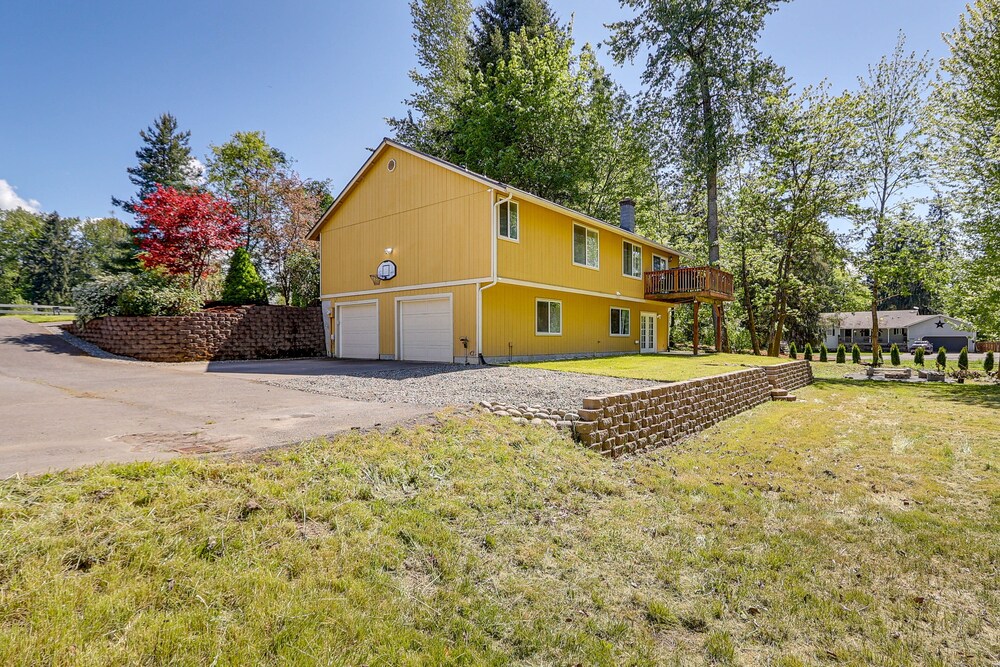 Well-appointed Mckenna Home: Fire Pit & Deck! view 4