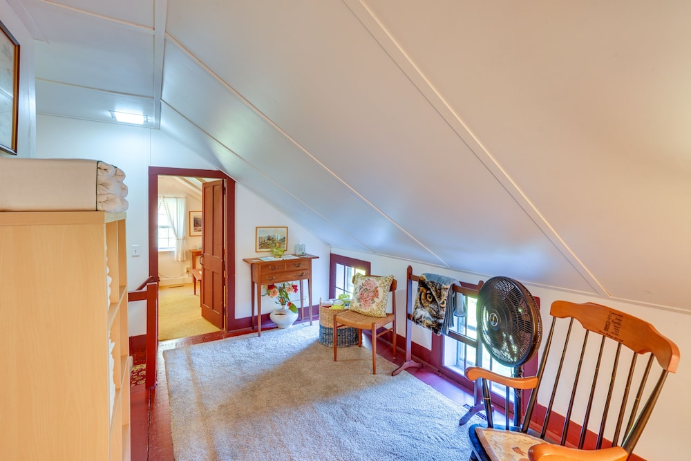 Tranquil 3 BR Stockbridge House w/ Private Deck!
