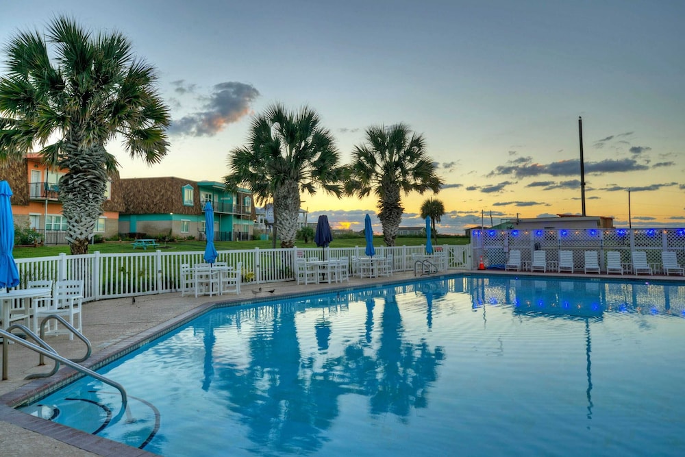 Sleeps 26 3 Island Retreat Condos w/ Beach Access, 2 Pools, Pickleball, Views