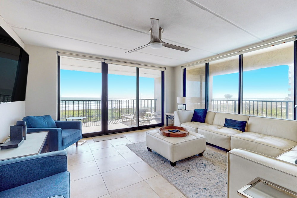 Gulf-view Corner 3BR w/ Balcony & Luxe Amenities