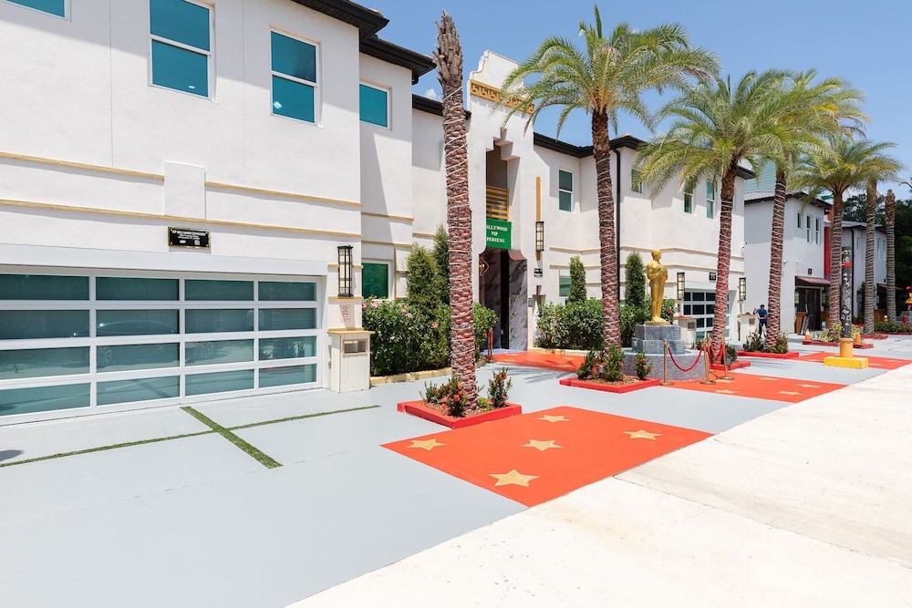 Ultimate Hollywood Themed Mansion for Big Groups