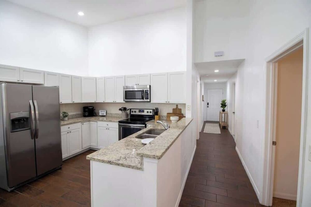 Entire Modern Home in Dade City