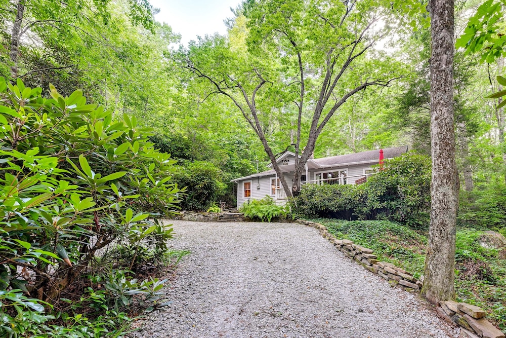 Highlands Vacation Rental - Walk to Mirror Lake!