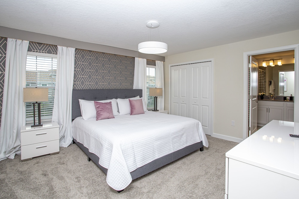 Gorgeous 4 Bedroom w/ Pool Close to Disney 4836-4