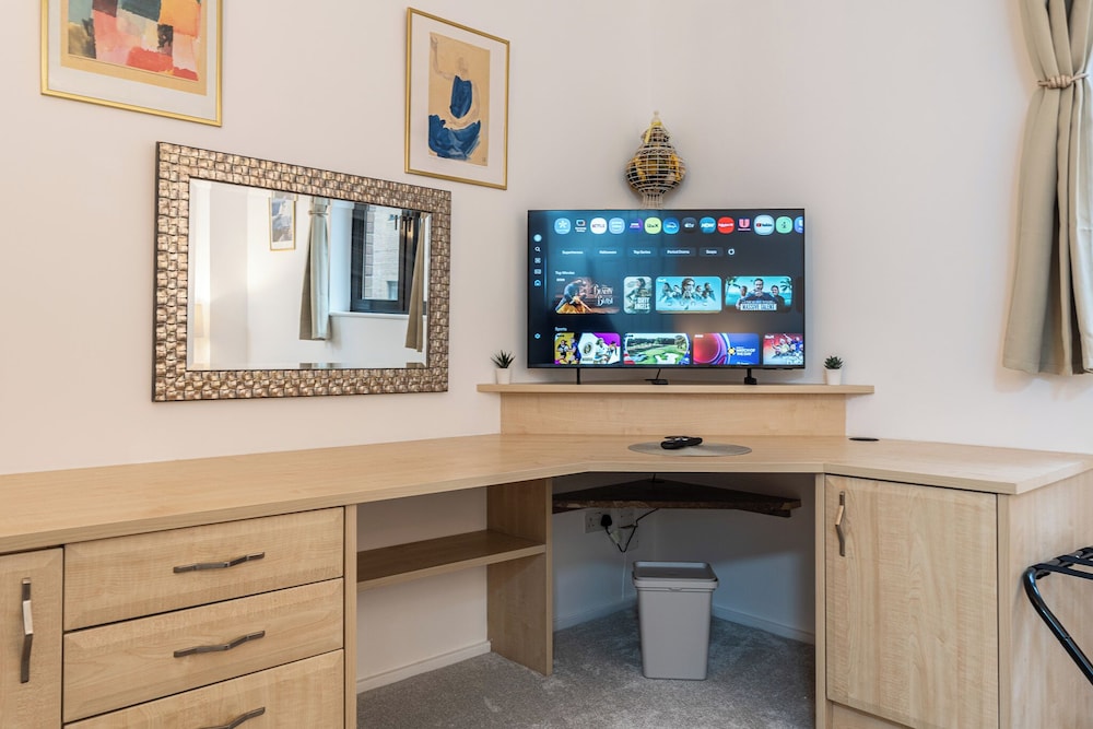 Duplex 2BR 2BA Flat Near Gloucester Rd Station