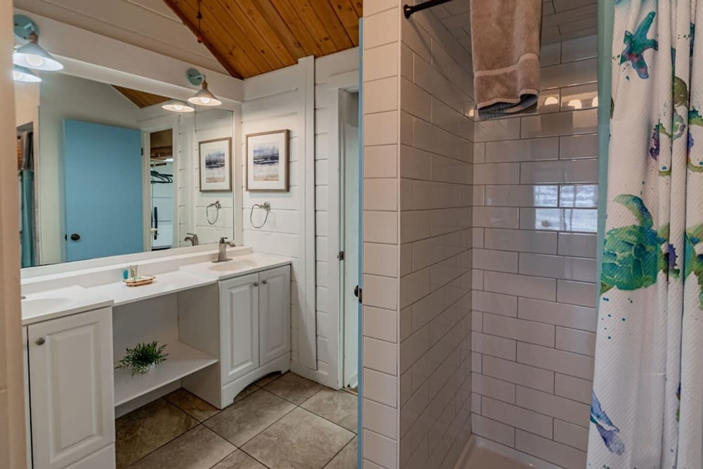 Pelican Beach Private Ocean Front Beach House- Sleeps 10 Bring Your Surf Boards