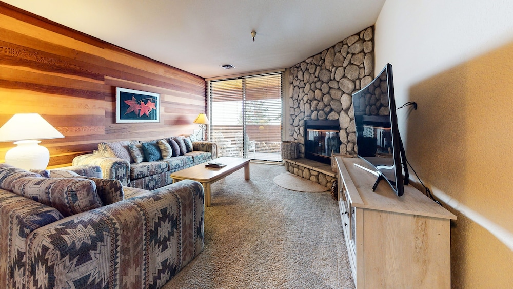 Bridges 105 Pet-Friendly. Ski-in Ski-out Condo with Beautiful Mountain Views and Private Washer Dryer by RedAwning