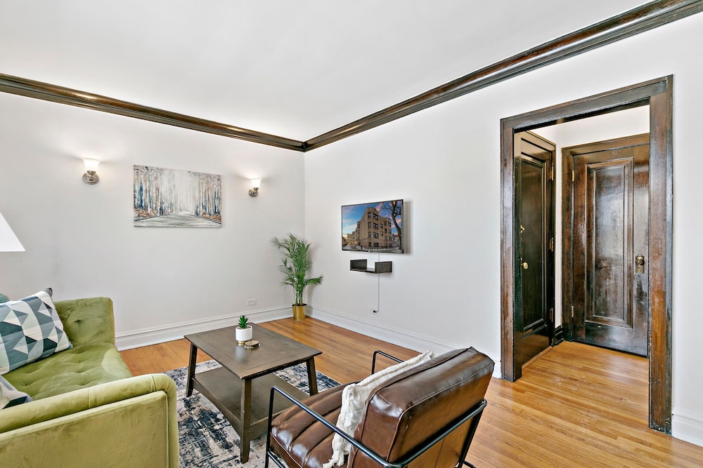 Home w 1BR Kitchen&Wi-Fi near Larchmont - Image 4