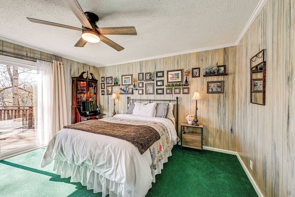 Lakefront Cabin Retreat w/ Dock in Robbinsville!