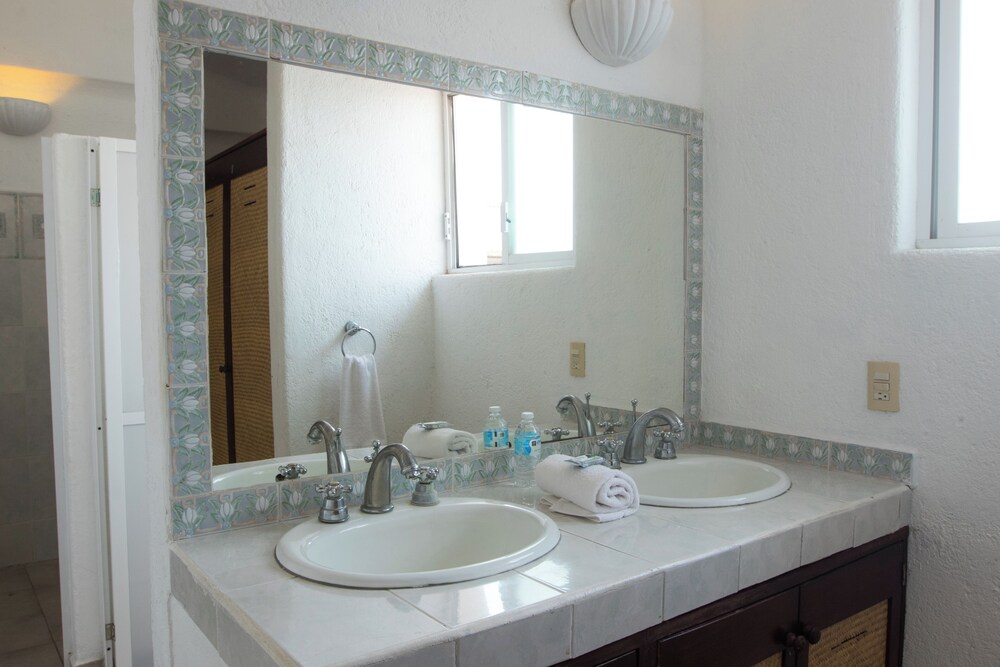 Apt. with Jacuzzi Ixt. Zihuatanejo 3 BR