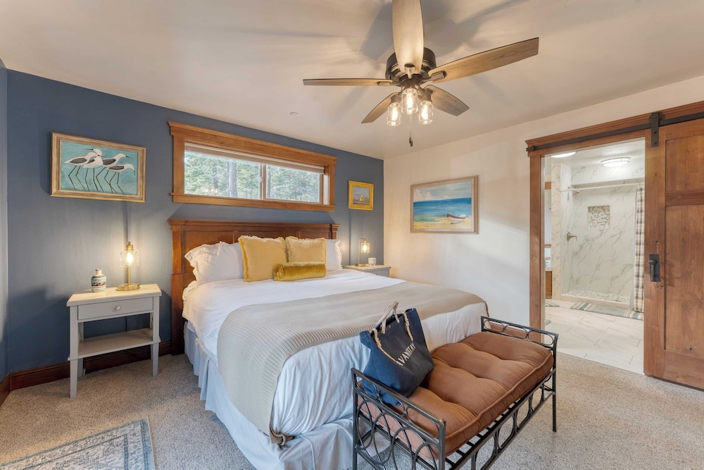 Denton by Avantstay Hot Tub, Deck w/ Fire Pit Near Skiing & Lake!
