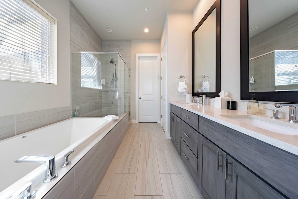 Modern Home, Private Balcony, Near Rainey & Lady Bird Lake Haus of Z