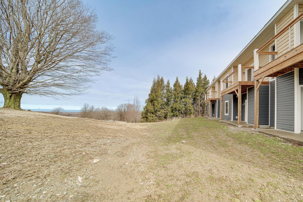 4 Mi to Lake Erie: Condo w/ Golf Course Views!