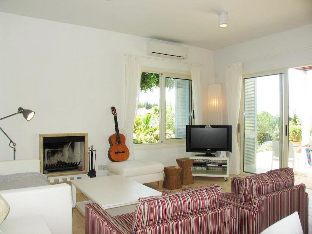 Carob Tree Villa in Latsi