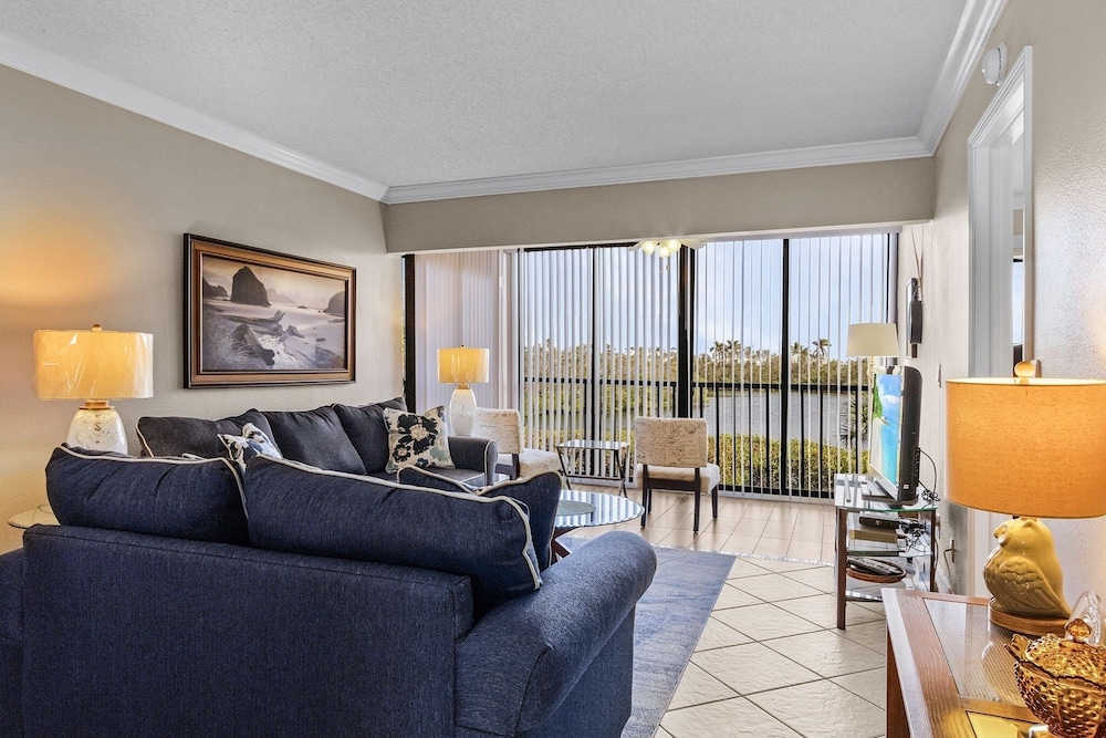 Bay Village 126: Charming Beachfront 2br/2ba Condo W/ Balcony 2 Bedroom Condo