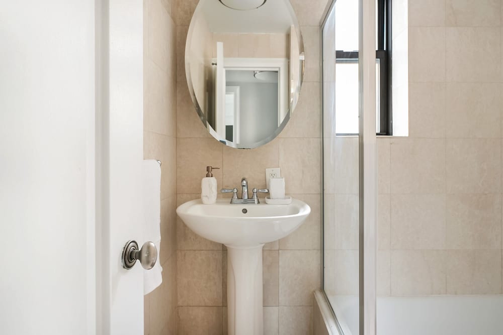 73-608 New 1BR 1bth UWS Doorman Gym