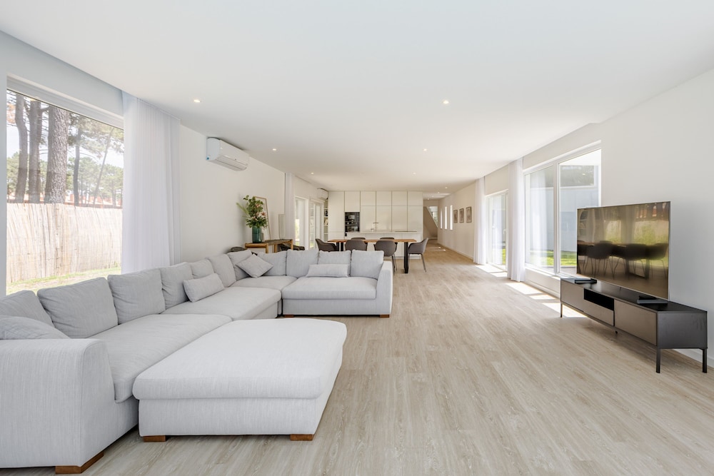 Aroeira Modern Grand Villa With Pool by Homing