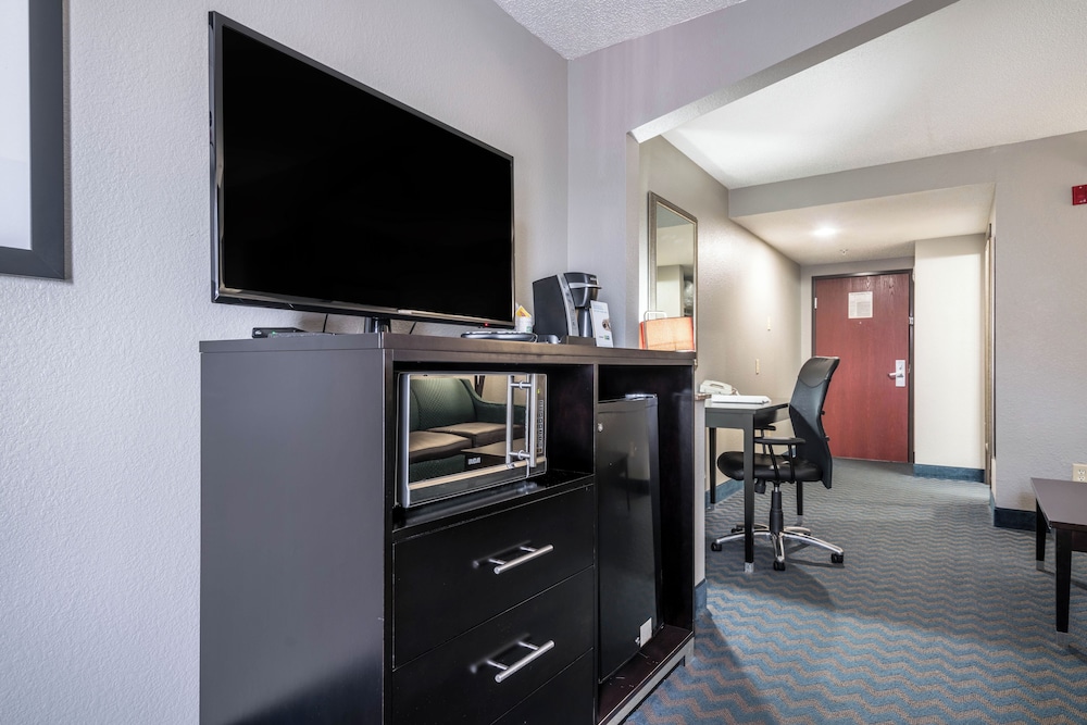 Roanoke Rapids Vacations - Holiday Inn Express  Suites Roanoke Rapids SE, an IHG Hotel - Property Image 3