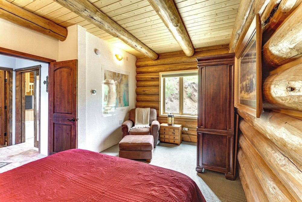 Secluded Angel Fire Retreat: Deck + Stunning View!