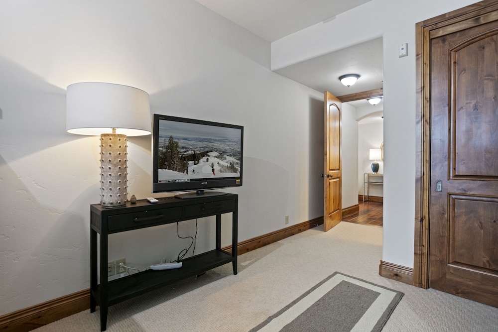 Grand Lodge - Three Bedroom #401 - Ski-in/ski-out 3 Condo