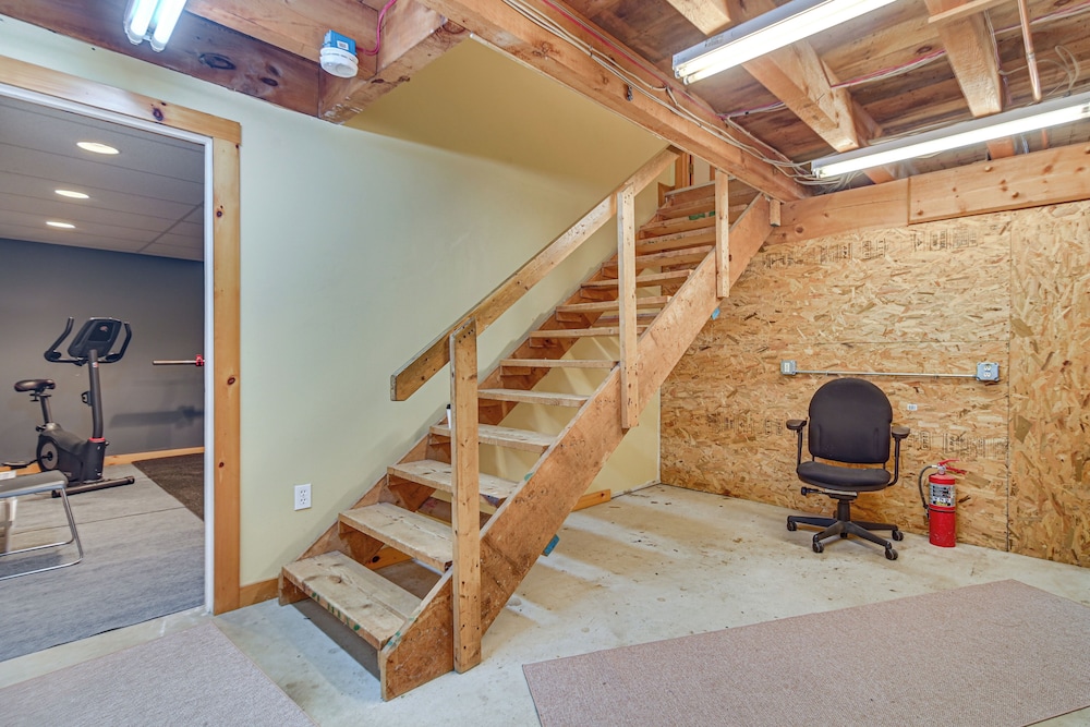 2 Mi to Beaches: Charming Kennebunk Family Home