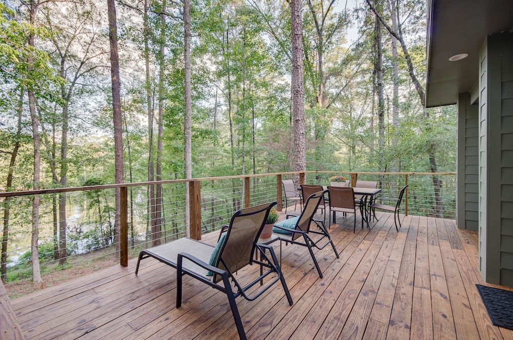 Mississippi Retreat w/ Hot Tub, Deck & Lake Views!