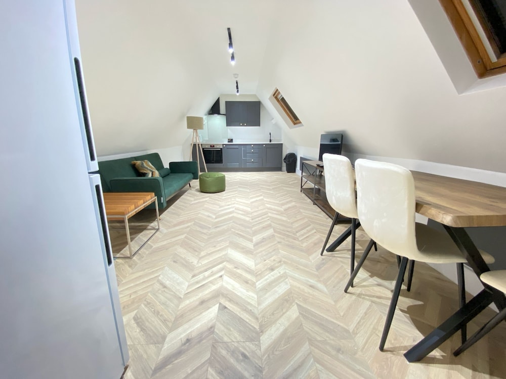 Dippen Hall Signature Apartment - Minutes From LGW