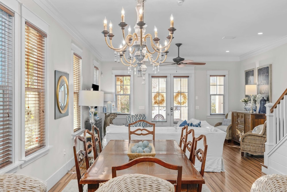 Seagrove Gardens Mins to the Beach, Santa Rosa Retreat w/ Golf Cart, A+ Design