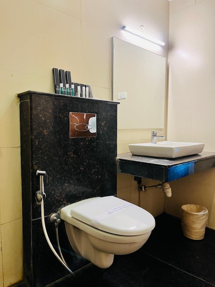 PLA RATHNA RESIDENCY