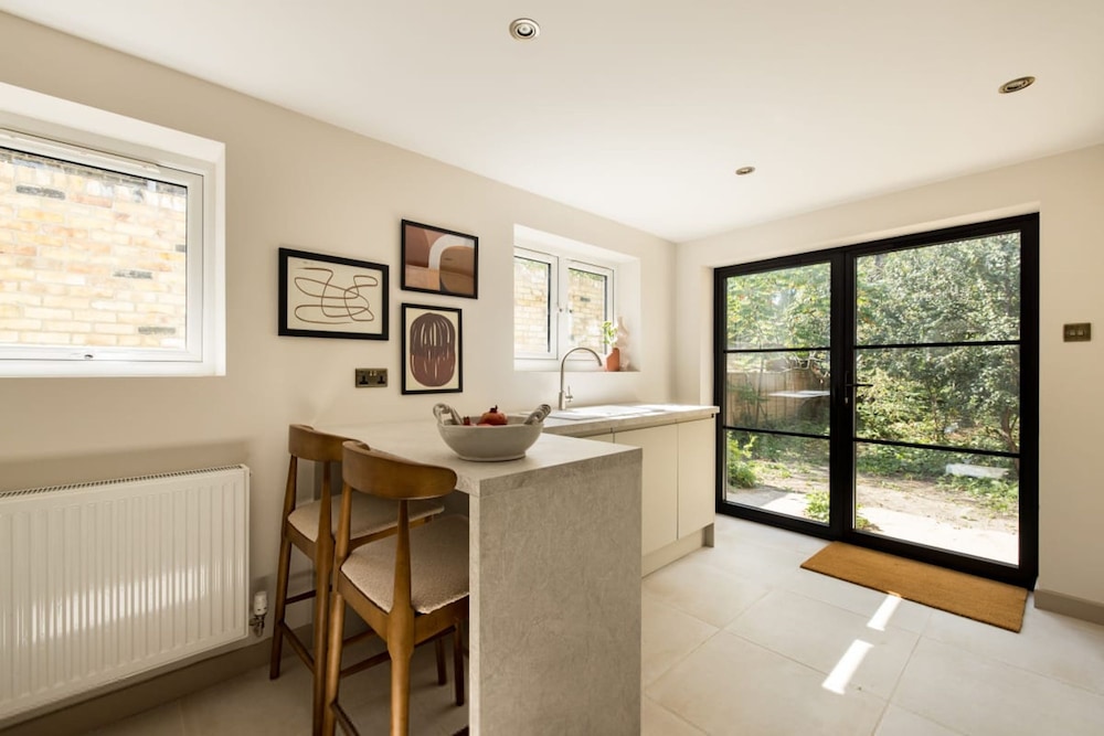 The Tyrwhitt Road Place - Lovely 2bdr Flat With Garden