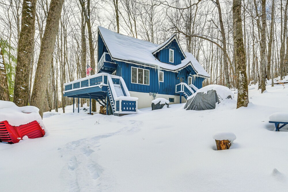 2 Mi to Schuss Mountain: Cozy Cabin w/ Deck