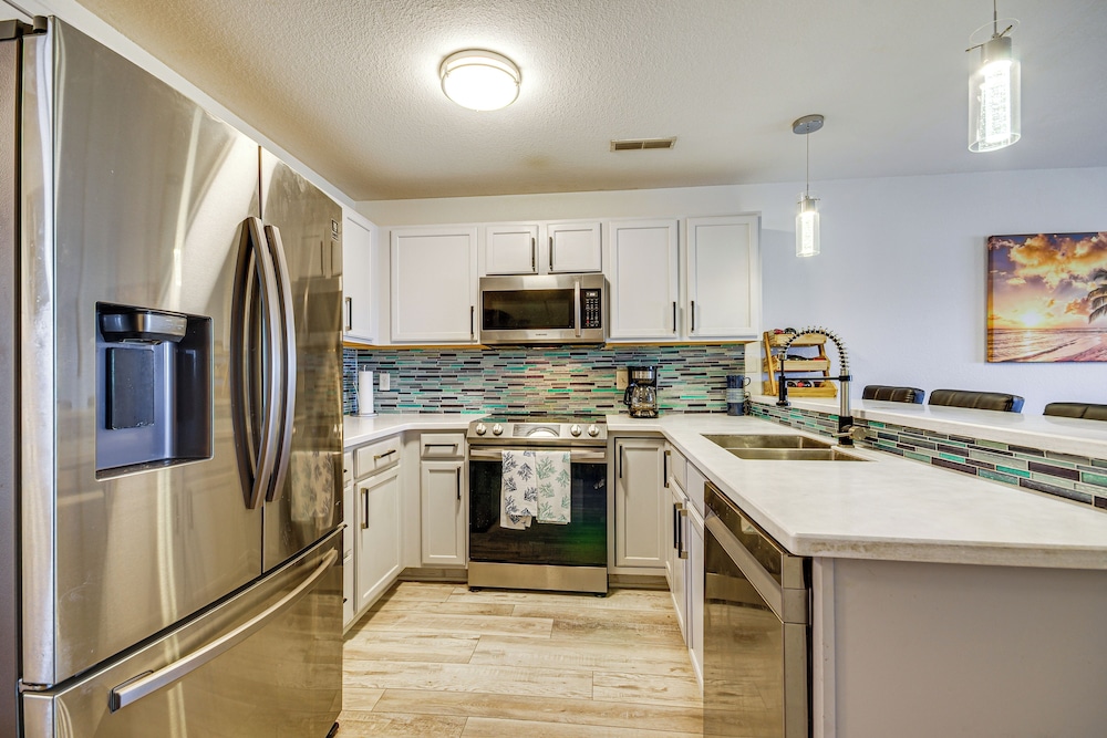 Balcony w/ Marina Views: Lake Ozark Hideaway!