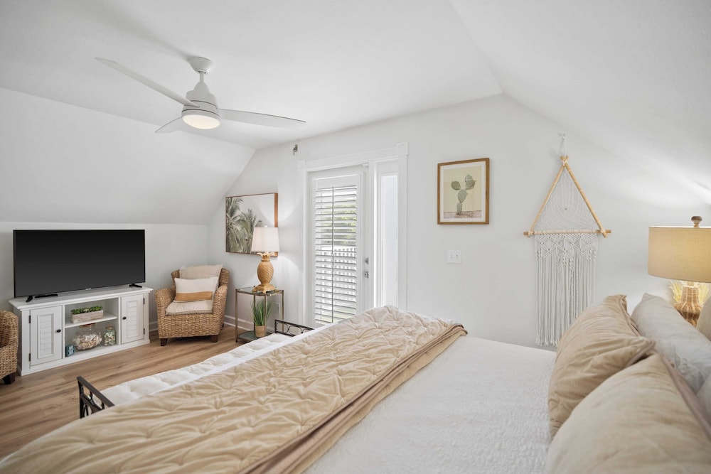 Newly Renovated! 2-min Walk to the Beach The Coastal Cottage by Avantstay