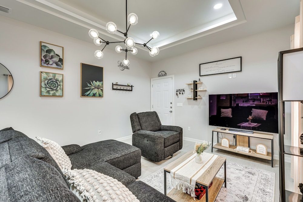 4 Mi to Dtwn: Modern Apartment in Edinburg!