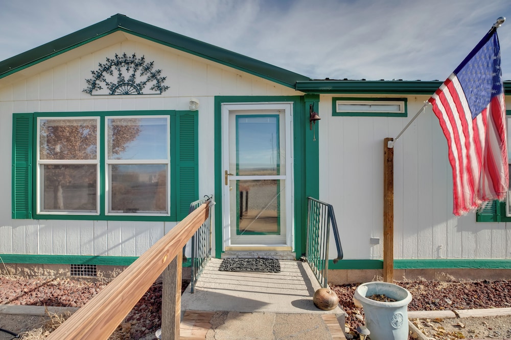 Hot Tub & Screened Patio: Getaway in Montrose!