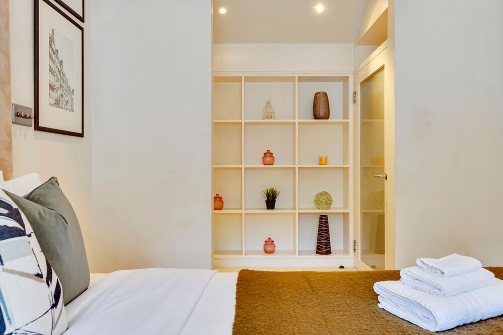 Luxe 4-bed Mews Home - 10 min to Harrods