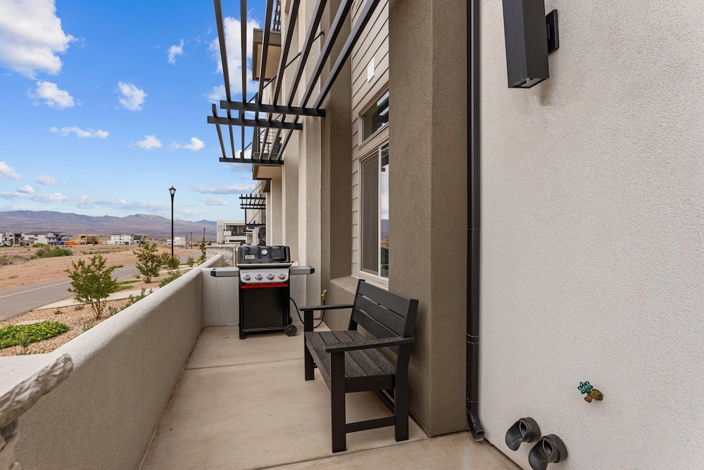 Canyon Country Oasis 6 Bedroom Townhouse