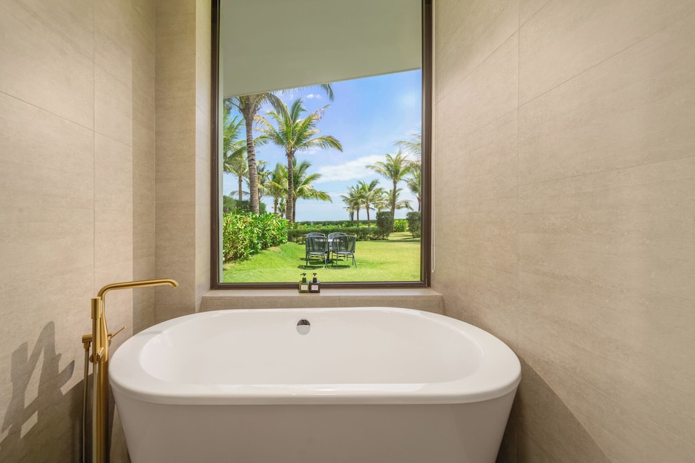 Aqua Vista Hoi An Beachfront Villas