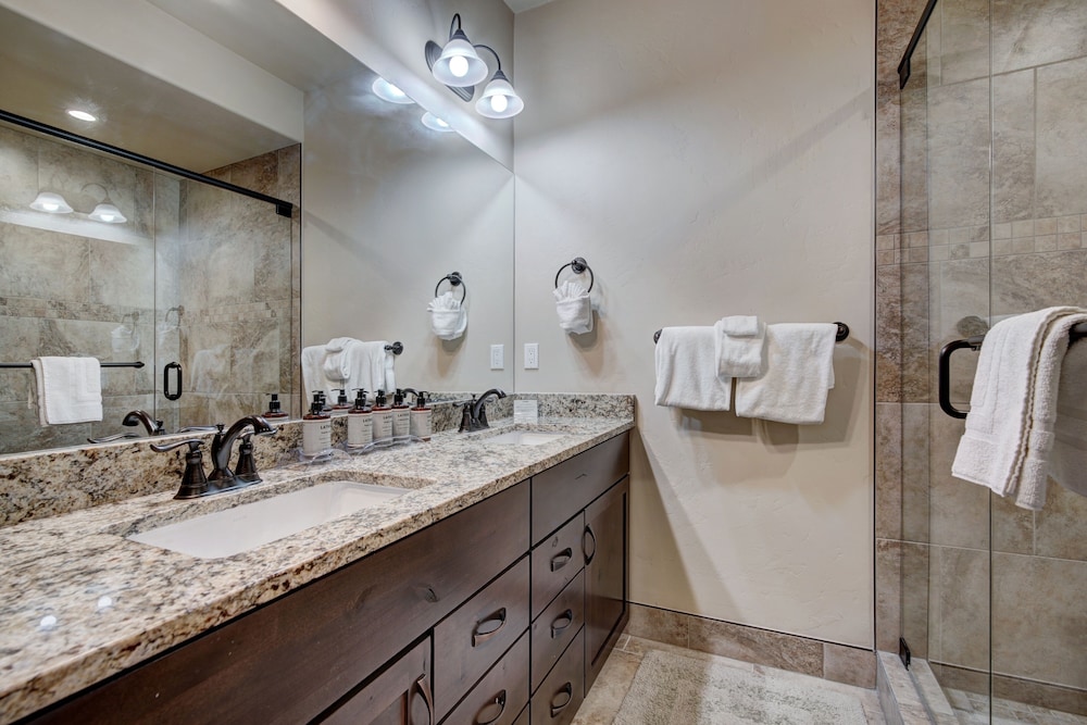 Luxury Home - Sleeps 10 - Fireplace & Mountain View 3 Bedroom Condo