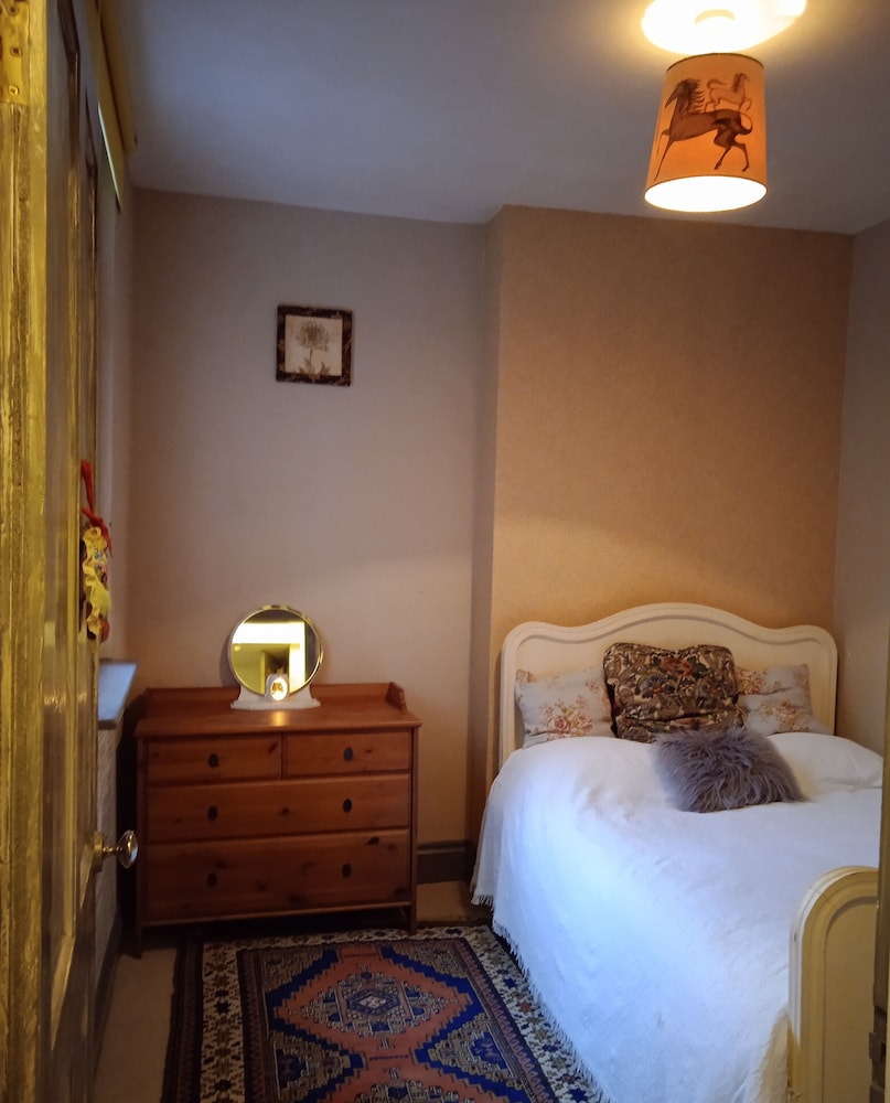 Captivating 2-bed Hideaway Apartment in Gloucester view 4