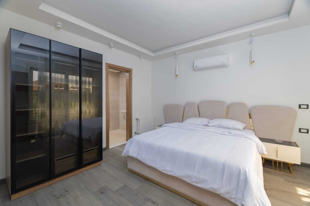 7BD Villa With Pool & Garden